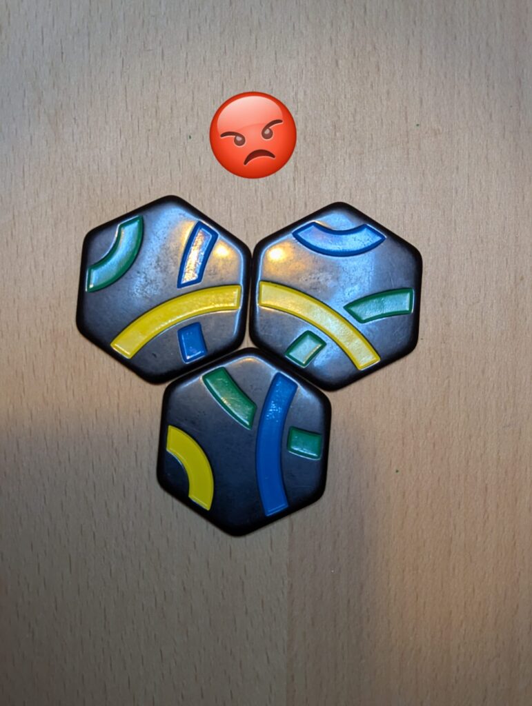 Dés de jeu modernes avec motifs colorés et lumineux, parfaits pour les amateurs de jeux de société ou de jeux vidéo.