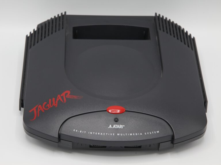 Console Atari Jaguar, console de jeux vidéo rétro classique avec design noir, logo rouge et boutons, pour gaming nostalgique et collectionneurs, pièce de collection de consoles vintage.