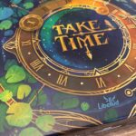 Jeu de société "Take Time" avec design sophistiqué, parfait pour les amateurs de jeux de stratégie et de réflexion, conçu pour des moments de divertissement en famille ou entre amis, disponible sur Air-Gaming.