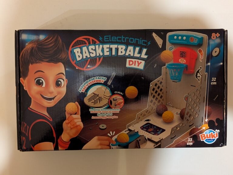 Jeu de basket électronique DIY pour enfants avec installation facile, à partir de 8 ans, comprenant un tableau électronique, des balles et accessoires pour jouer à domicile.