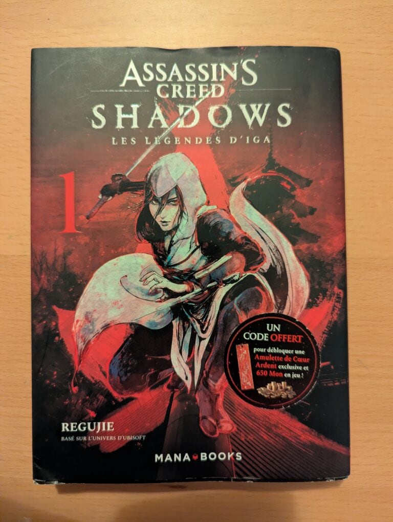 Une couverture illustrée d'une femme ninja en posture d'attaque, avec un fond sombre et rouge, représentant l'univers de jeu vidéo Assassin's Creed Shadows, édition française.