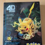 Pikachu en 3D avec éclairage électrique, créé à partir d'un kit de puzzle 30 pièces, parfait pour les fans de Pokémon et les amateurs de modèles détaillés.