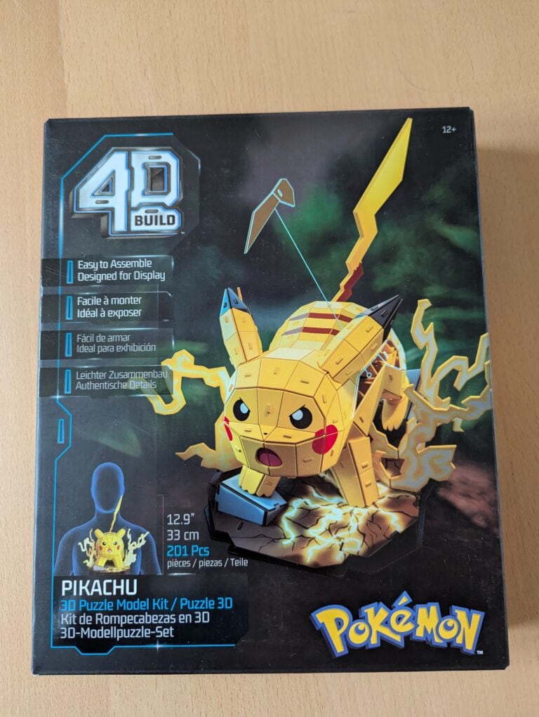 Pikachu en 3D avec éclairage électrique, créé à partir d'un kit de puzzle 30 pièces, parfait pour les fans de Pokémon et les amateurs de modèles détaillés.
