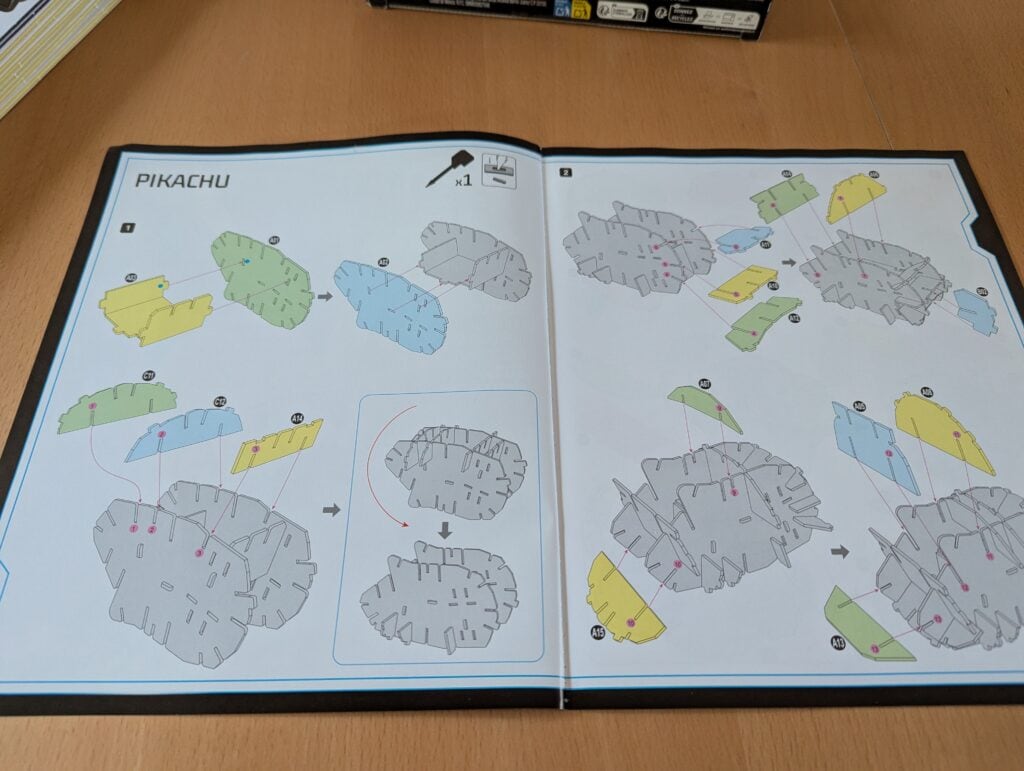 Puzzles de construction en carton avec pièces colorées pour assembler Pikachu selon un guide étape par étape.