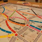 Jeu de société Monopoly avec plan de routes colorées et villes renommées. Parfait pour les amateurs de jeux de plateau, stratégie et divertissement familial.