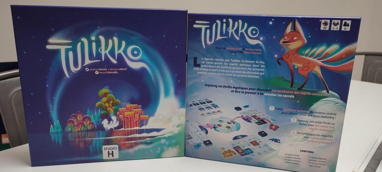 Texte alternatif : Jeu de société Tulikko illustré avec des visuels de forêts enchantées et de mythiques esprits animaux, parfait pour enfants et familles, jeu stratégique pour 2-4 joueurs, dès 8 ans.