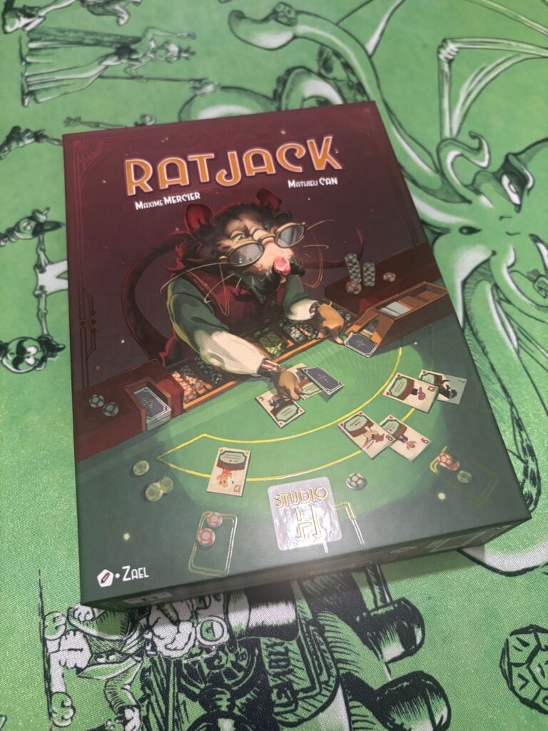 Jeu de cartes de stratégie avec un rat joueur, bonsis, et jetons de poker représentant l’univers ludique.