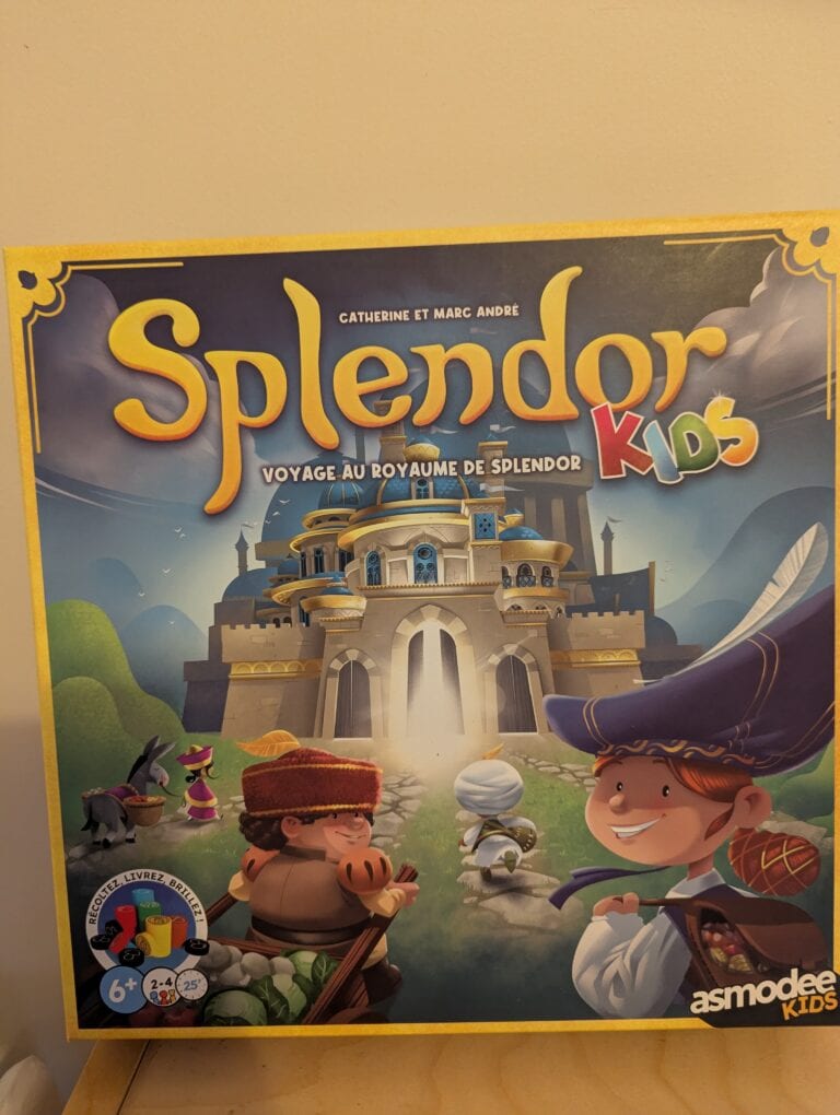 Une image du jeu de société Splendor Kids, destiné aux enfants, avec des personnages ludiques et un décor de château magique.