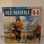 ALT : Jeu de société Mémoire 44 avec soldats, avions et tanks, illustrant la bataille historique pour les amateurs de jeux de guerre et de stratégie.
