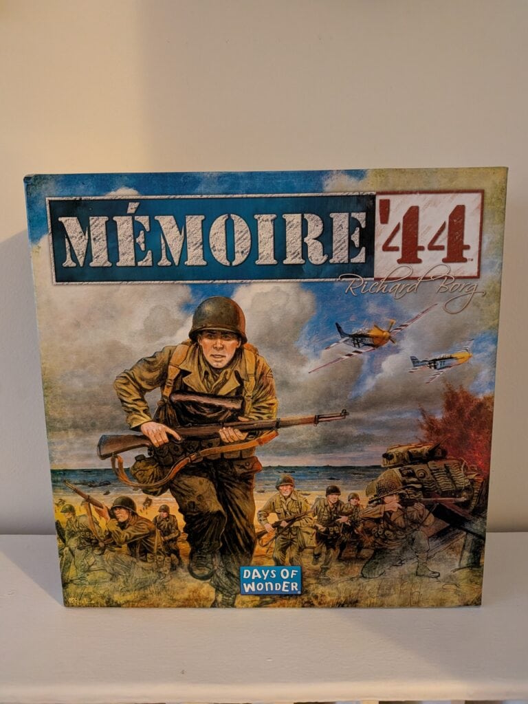 ALT : Jeu de société Mémoire 44 avec soldats, avions et tanks, illustrant la bataille historique pour les amateurs de jeux de guerre et de stratégie.