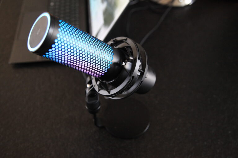 Microphone gaming professionnel avec rétroéclairage RGB, compatible pour streaming, Twitch, Discord, et enregistrement de voix. Parfait pour gamers et créateurs de contenu.