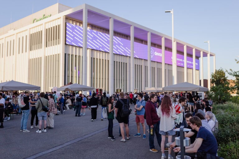 Foule de gamers lors d’un événement Air-Gaming avec stands, tentes, et décor moderne à l'extérieur du centre.