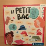 Jeu de société créatif pour apprendre les mots débutant par une lettre spécifique. Adapté aux enfants de 7 à 99 ans, facile à jouer en famille ou entre amis, avec une durée de jeu d'environ 15 minutes.