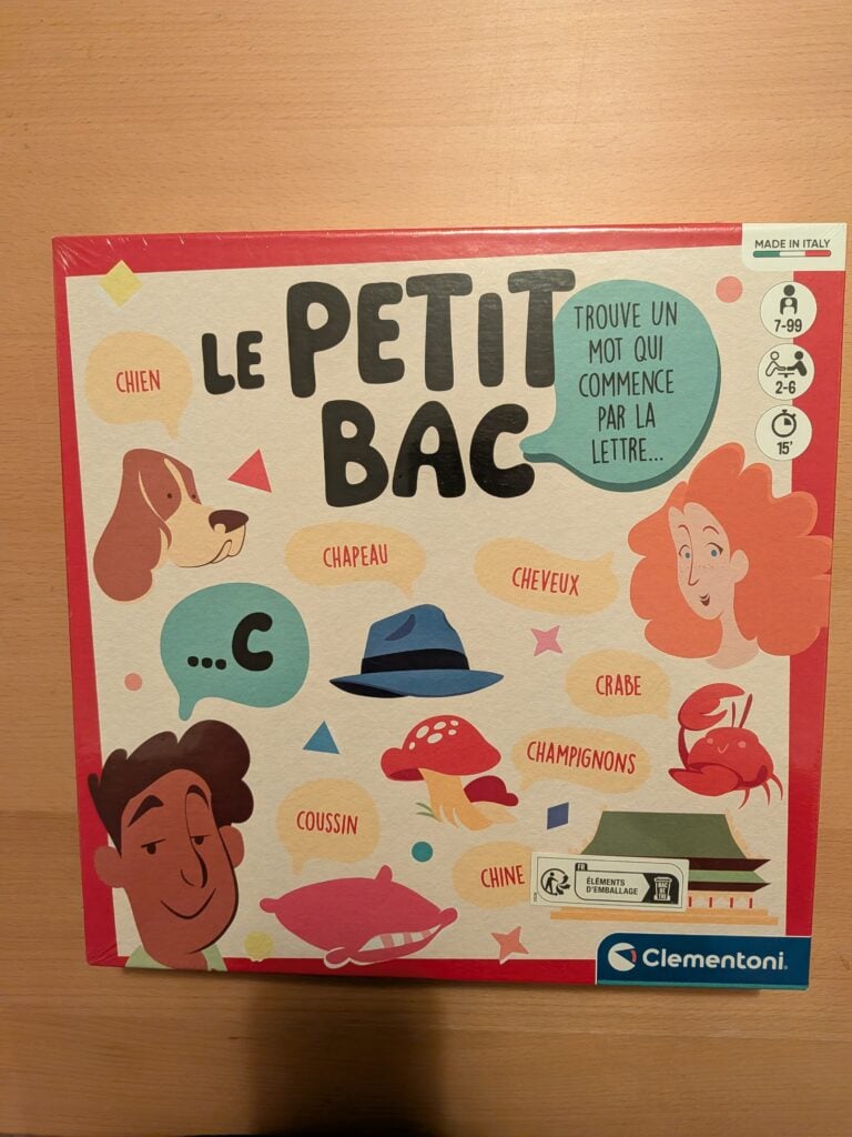Jeu de société créatif pour apprendre les mots débutant par une lettre spécifique. Adapté aux enfants de 7 à 99 ans, facile à jouer en famille ou entre amis, avec une durée de jeu d'environ 15 minutes.