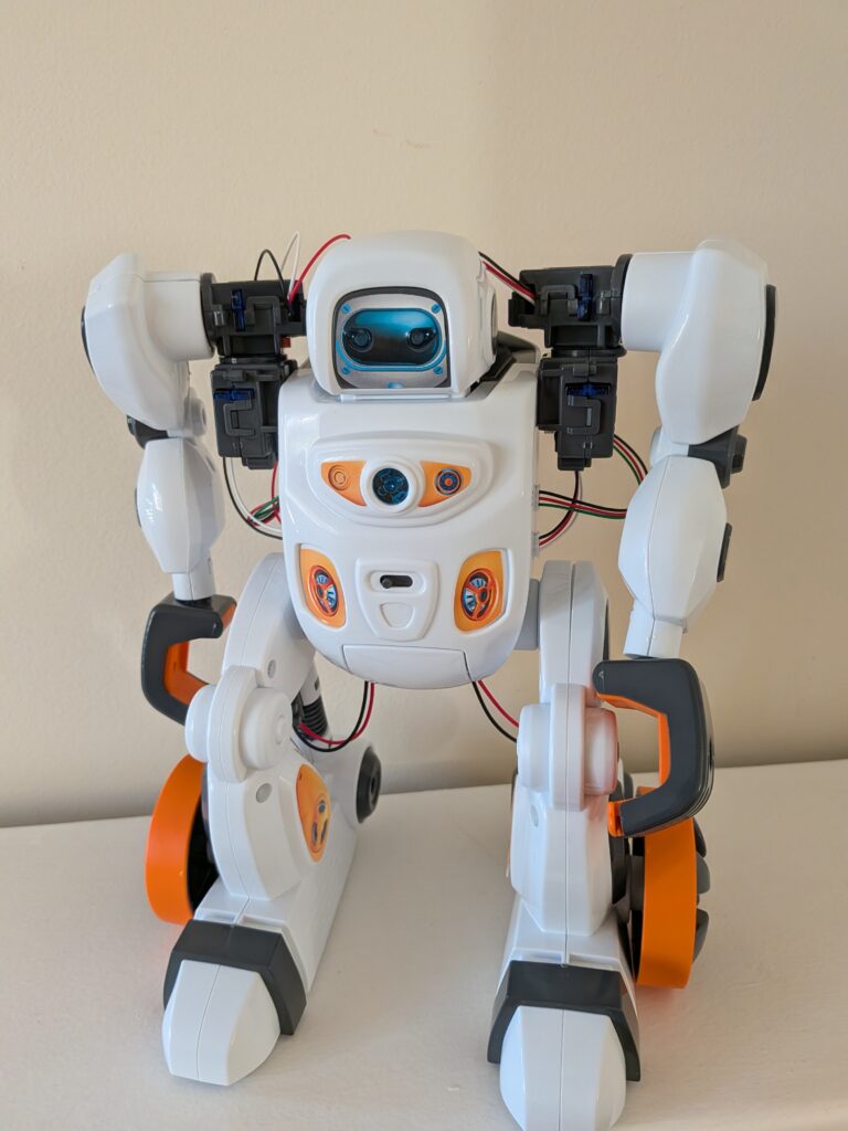 Robot AIRO, robot d'intelligence artificielle humanoïde pour gaming et innovation technologique.