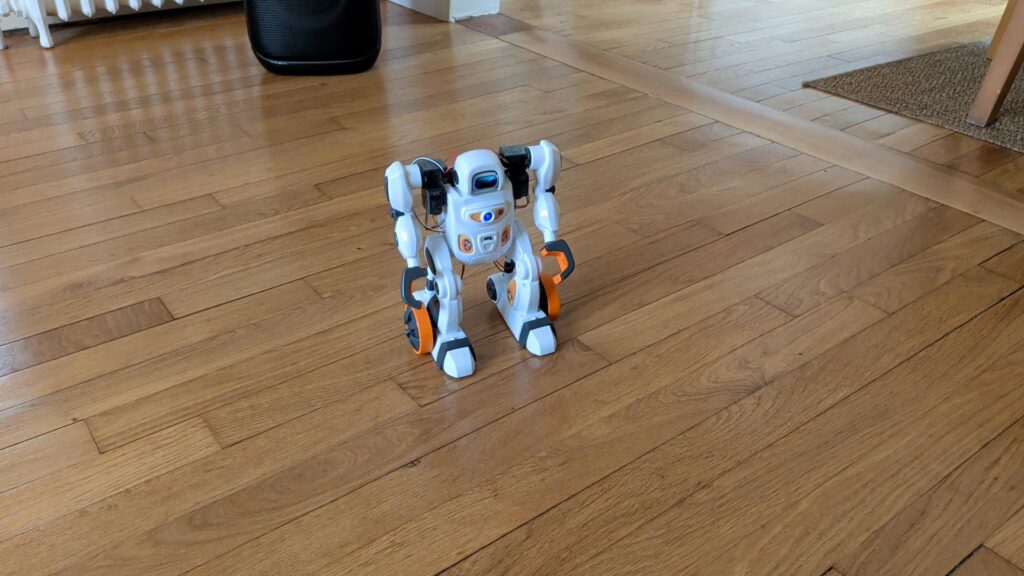 Robot AIRO, robot d'intelligence artificielle pour gaming et technologie, conçu pour l'interaction et le divertissement, illustrant l'innovation dans le domaine de la robotique et de l'intelligence ar.