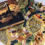 Jeu de société stratégique combinant Cthulhu Wars et Kemet, avec figurines, cartes et plateau détaillé pour des parties immersives et compétitives.