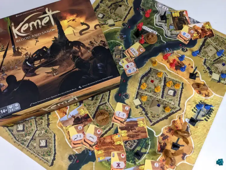 Jeu de société stratégique combinant Cthulhu Wars et Kemet, avec figurines, cartes et plateau détaillé pour des parties immersives et compétitives.