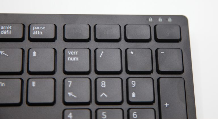 Clavier professionnel Dell KB525C avec touches ergonomiques, idéal pour une utilisation polyvalente en bureautique et gaming.