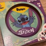 Jeu Dobble Stitch en édition bleue, parfait pour tester votre rapidité et votre concentration avec le personnage de Stitch. Idéal pour les fans de Disney et les jeux de société familiaux.