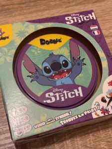 Jeu Dobble Stitch en édition bleue, parfait pour tester votre rapidité et votre concentration avec le personnage de Stitch. Idéal pour les fans de Disney et les jeux de société familiaux.