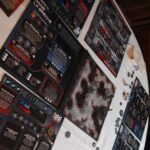 Vue d'ensemble d'une partie de jeu de société Wargame Mass Effect, avec cartes, pions et plateau de jeu détaillé, illustrant la stratégie et l'immersion dans l'univers de la série.