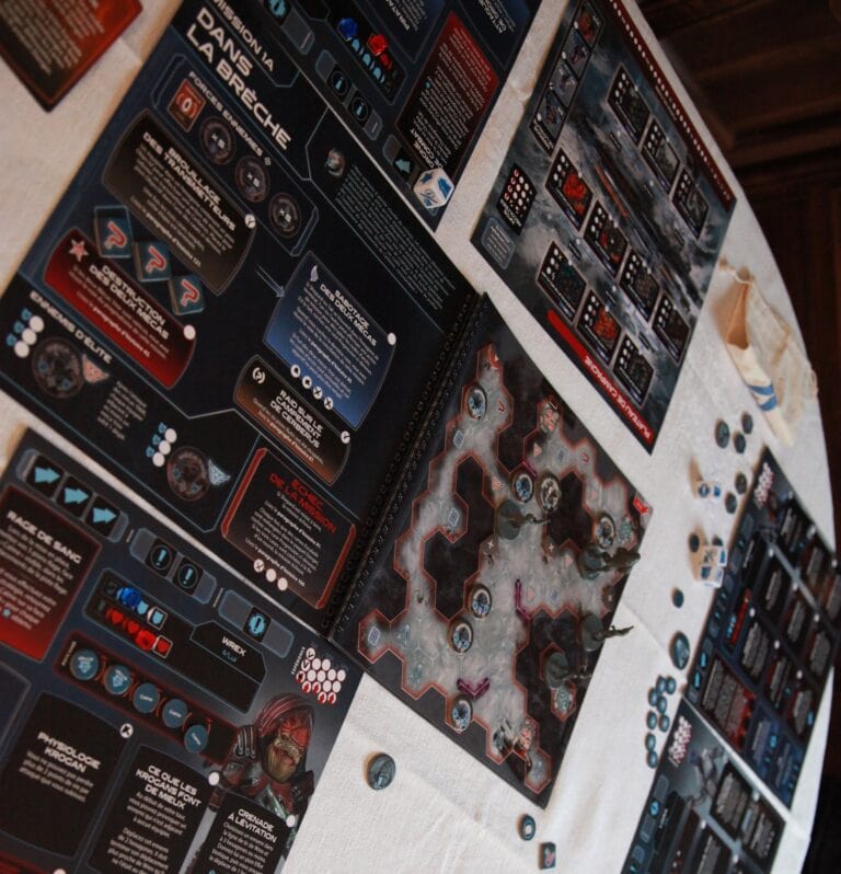 Vue d'ensemble d'une partie de jeu de société Wargame Mass Effect, avec cartes, pions et plateau de jeu détaillé, illustrant la stratégie et l'immersion dans l'univers de la série.