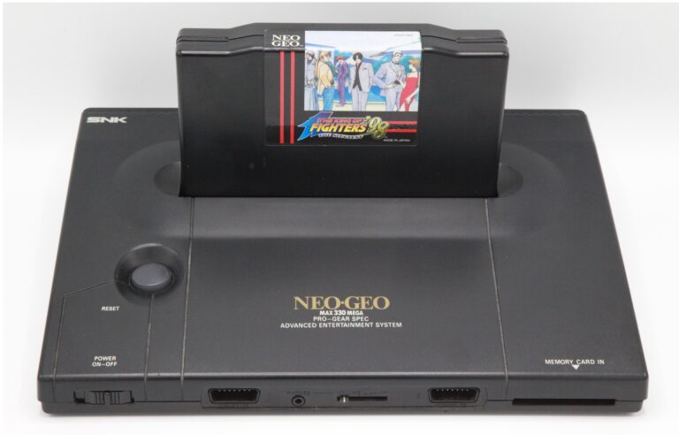 Console NeoGeo Mini pour jeux rétro, compatible avec cartouches NeoGeo, idéale pour collectionneurs et amateurs de jeux classiques.