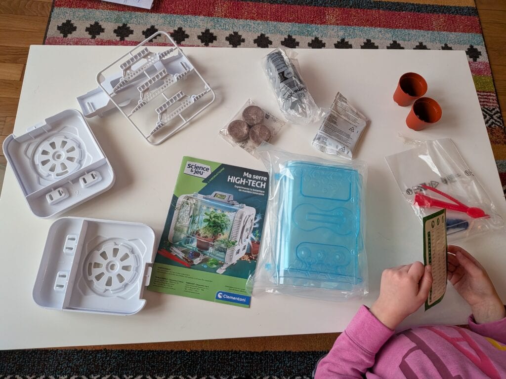 Kit de culture hydroponique high-tech pour serre, comprenant réservoir, supports, et accessoires pour cultiver des plantes en intérieur.