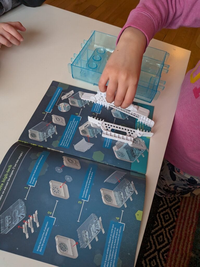 Enfant manipulant un panneau de contrôle high-tech pour une serre automatisée, illustrant la technologie avancée dans l'agriculture moderne.