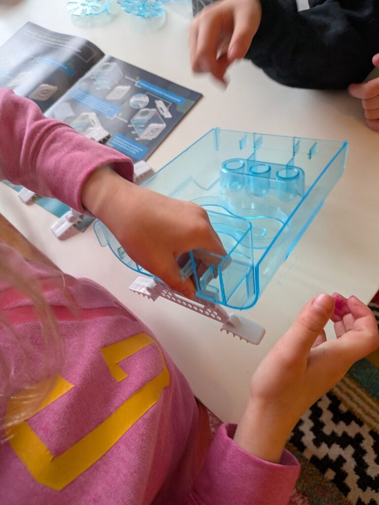 Panneau de serre high-tech en plastique transparent pour la culture de plantes, avec un design moderne et innovant, idéal pour les amateurs de jardinage et de technologie.