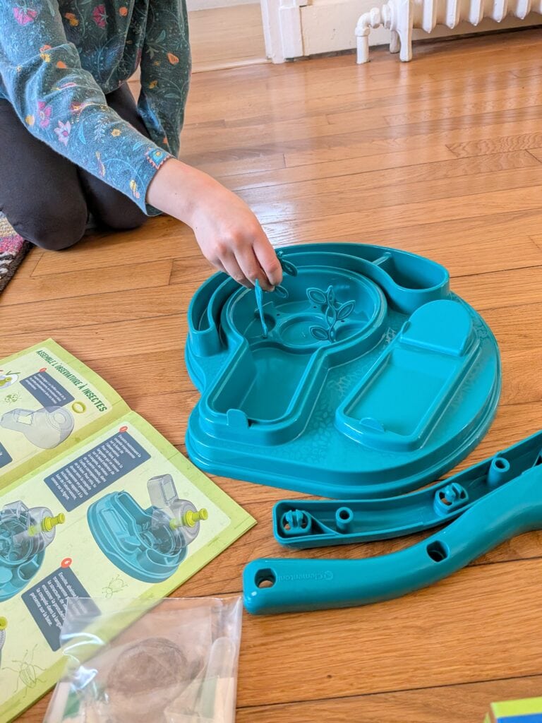 Jouet d'observation d'insectes pour enfants, avec loupe et compartiments pour explorer la nature, idéal pour découvrir la biodiversité et encourager l'apprentissage scientifique.