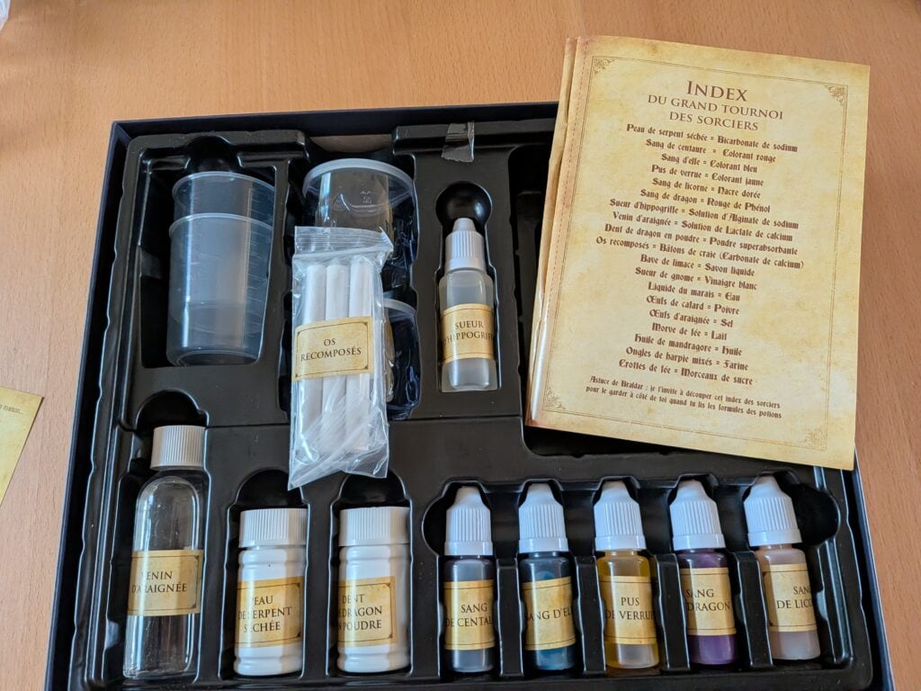 Kit de potions magiques Fabulus Potium avec flacons, ingrédients et livre d'instructions pour sorciers et magiciens.