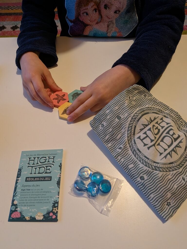 Jeu de société High Tide pour enfants, avec pièces colorées, cartes et boîte de rangement, parfait pour jouer en famille ou entre amis.