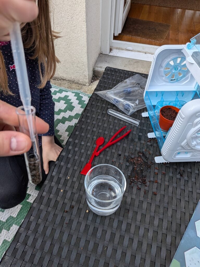 Serre High Tech pour culture hydroponique à domicile.