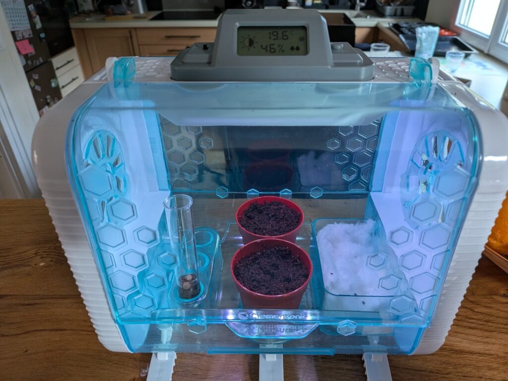 Serre high-tech transparente pour cultures hydroponiques avec contrôle de température et humidité intégrés. Parfait pour la croissance de plantes en intérieur.