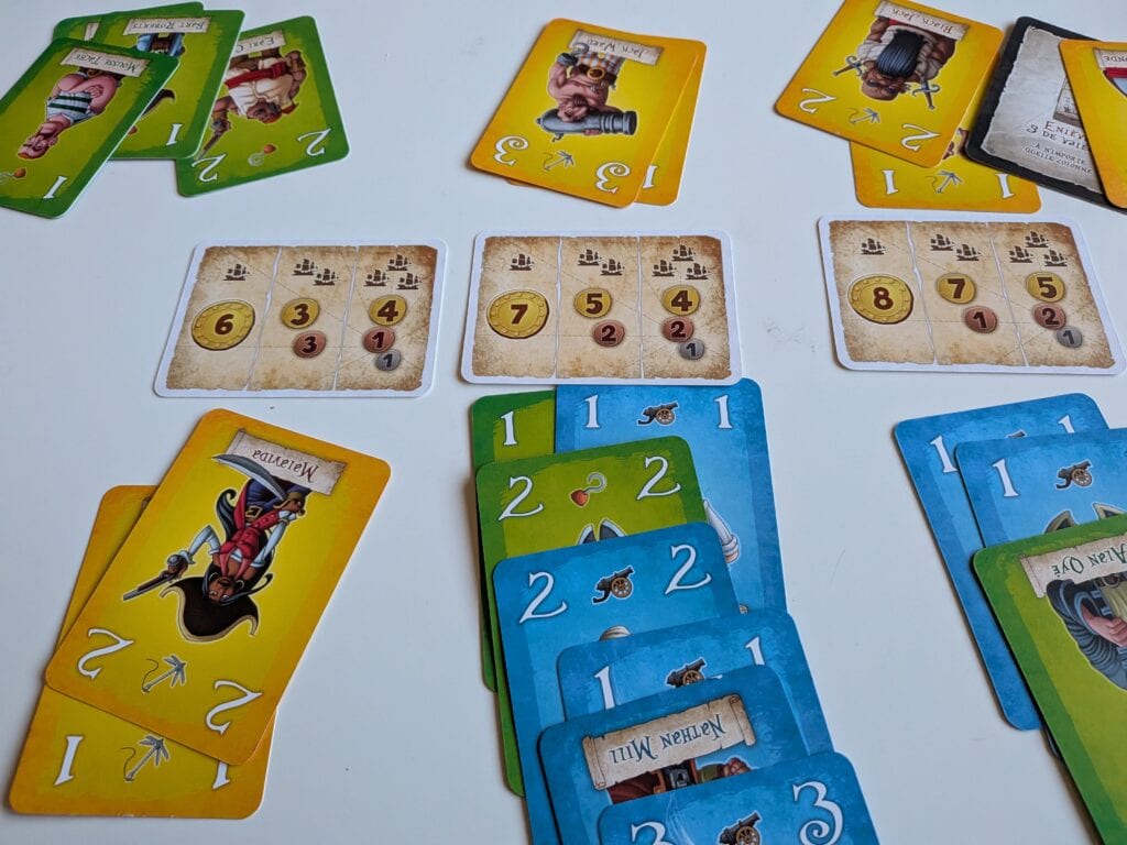 Jeu de société "Hisse et Oh" avec cartes illustrées et pions colorés pour enfants et familles, favorisant la stratégie et la coopération. Parfait pour jouer en famille ou entre amis.