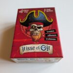 Boîte de jeu Hisse et Oh avec illustration d’un pirate skull et chapeau, évoquant aventure et stratégie pour joueurs.
