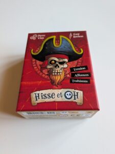 Boîte de jeu Hisse et Oh avec illustration d’un pirate skull et chapeau, évoquant aventure et stratégie pour joueurs.