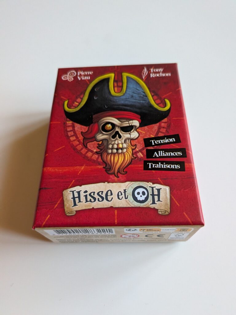 Boîte de jeu Hisse et Oh avec illustration d’un pirate skull et chapeau, évoquant aventure et stratégie pour joueurs.