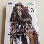 Valkyrie Apocalypse, tome 3, couverture du manga avec personnage en costume victorien, assis sur une chaise, portant un chapeau et une cape, illustrant l'univers sombre et mystérieux.