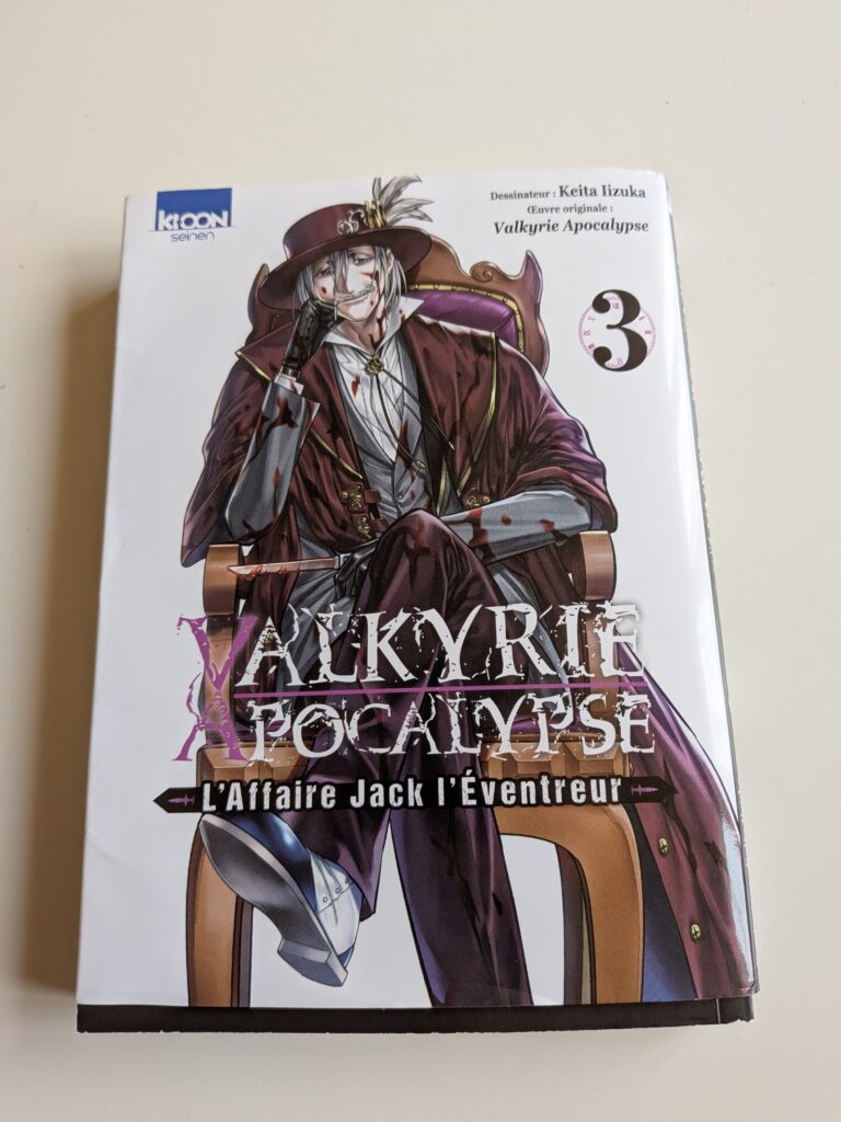 Valkyrie Apocalypse, tome 3, couverture du manga avec personnage en costume victorien, assis sur une chaise, portant un chapeau et une cape, illustrant l'univers sombre et mystérieux.