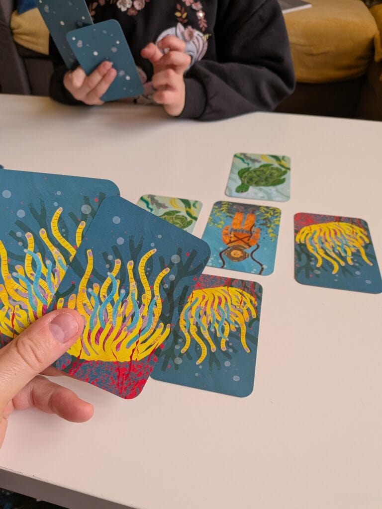 Jeu de cartes Bazarquatik avec illustrations colorées de créatures marines, idéal pour enfants, pour apprendre en s'amusant.