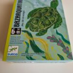 Jeu de société Bazarquatik avec une tortue illustrée, parfait pour les amateurs de jeux de stratégie et de divertissement familial.