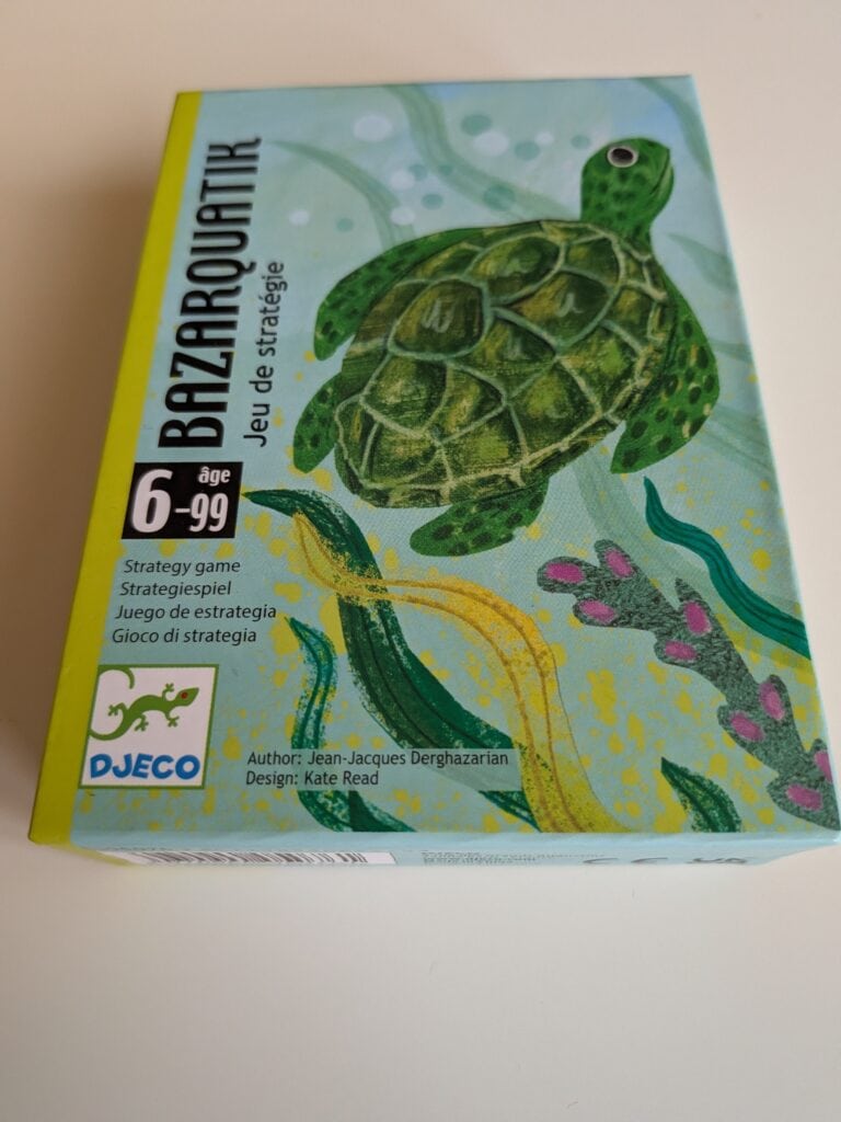 Jeu de société Bazarquatik avec une tortue illustrée, parfait pour les amateurs de jeux de stratégie et de divertissement familial.