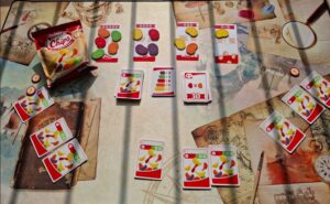 Jeu de cartes et de stratégie inspiré des paquets de chips, parfait pour les amateurs de jeux de société et de snacks.