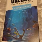 Jeu de cartes coopératif inspiré des escape rooms, illustrant un univers sous-marin mystérieux avec des coraux, poissons et ruines englouties, parfait pour une aventure immersive.