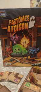 Jeu de société Fantômes à Foison, idéal pour les familles et amateurs de jeux de stratégie, avec des personnages fantomatiques colorés et amusants, parfait pour des soirées conviviales.