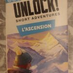 Jeu de société Unlock! L’Ascension, aventure courte inspirée des escape rooms, avec illustration d’un explorateur face à une montagne enneigée, idéal pour les amateurs d’énigmes et d’aventure.