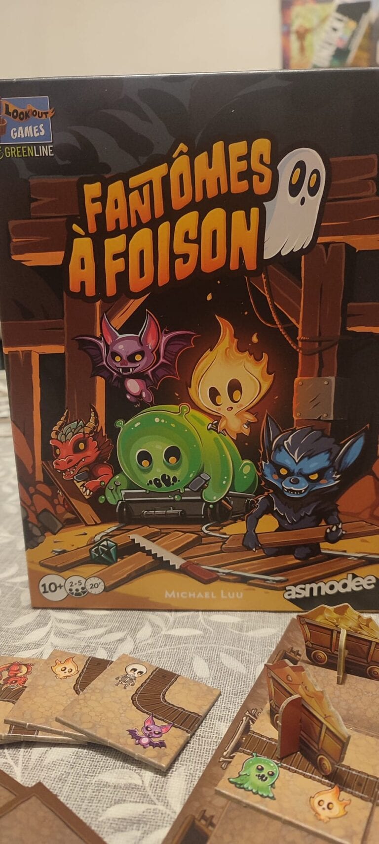 Jeu de société Fantômes à Foison, idéal pour les familles et amateurs de jeux de stratégie, avec des personnages fantomatiques colorés et amusants, parfait pour des soirées conviviales.